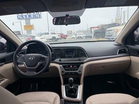 Used 2017 Hyundai Elantra SE image 18