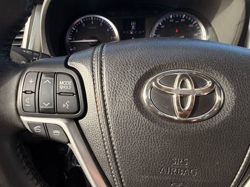 Used 2014 Toyota Highlander XLE image 18