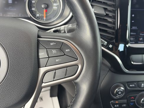 Used 2020 Jeep Cherokee Limited AWD/4WD image 30