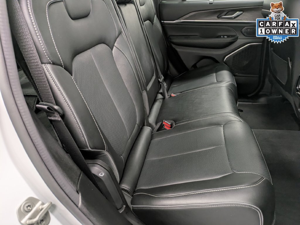 Used 2024 Jeep Grand Cherokee Overland w/ Luxury Tech Group IV AWD/4WD image 27