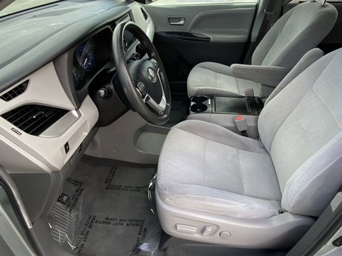 Used 2019 Toyota Sienna LE w/ Carpet Mat Package FWD image 27