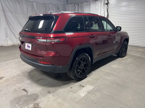 Used 2025 Jeep Grand Cherokee Altitude AWD/4WD image 7