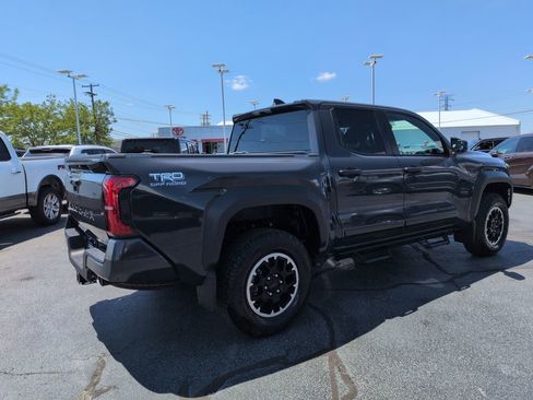 Used 2025 Toyota Tacoma TRD Off-Road AWD/4WD image 5