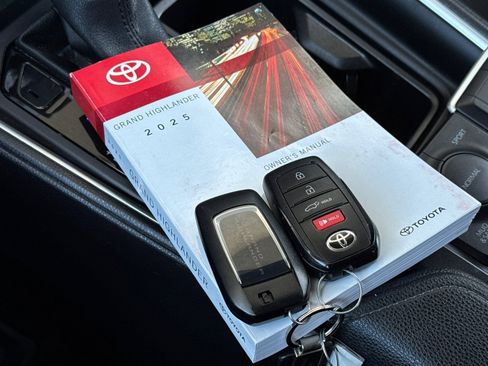 Used 2025 Toyota Grand Highlander AWD image 11