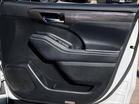 Used 2022 Toyota Highlander Platinum image 22