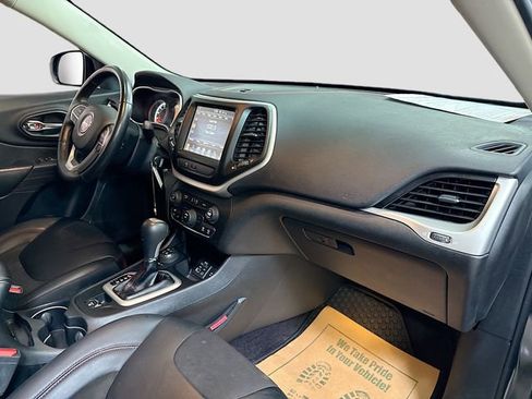 Used 2017 Jeep Cherokee Trailhawk w/ Cold Weather Group AWD/4WD image 28