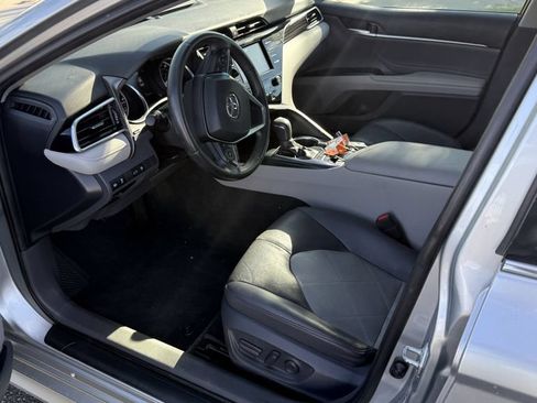 Used 2018 Toyota Camry XLE FWD image 3