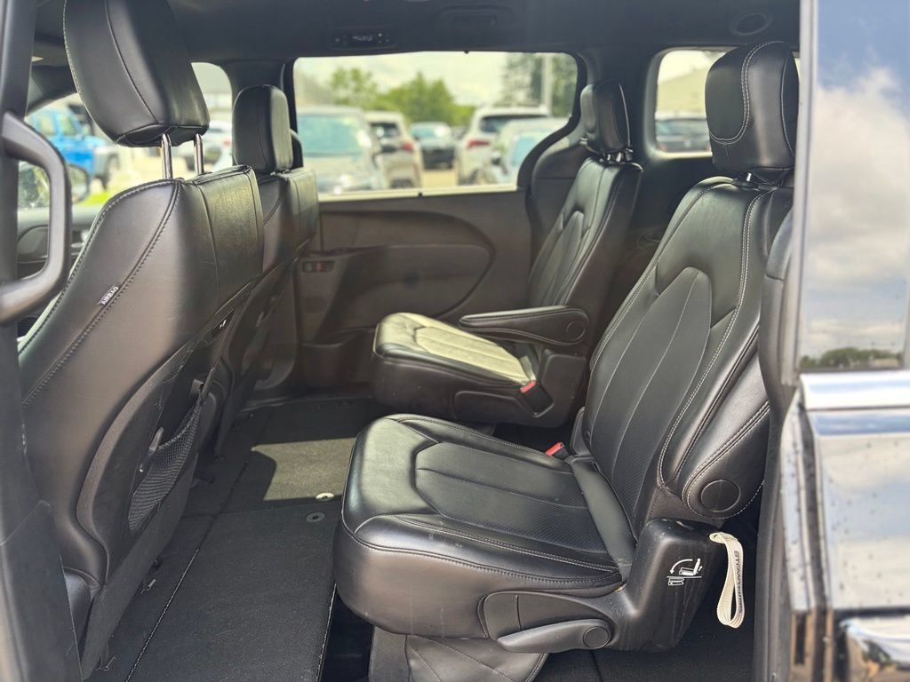 Certified 2025 Chrysler Pacifica Select FWD image 12