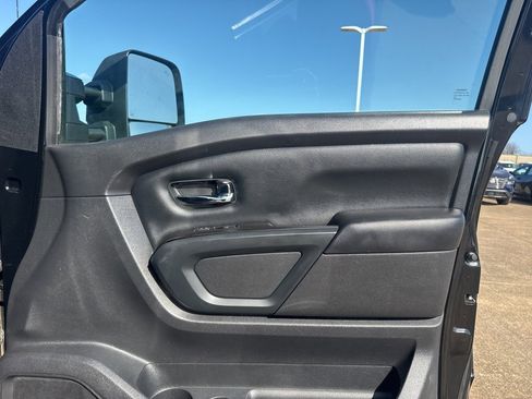 Used 2019 Nissan Titan SV w/ SV Convenience Package image 9