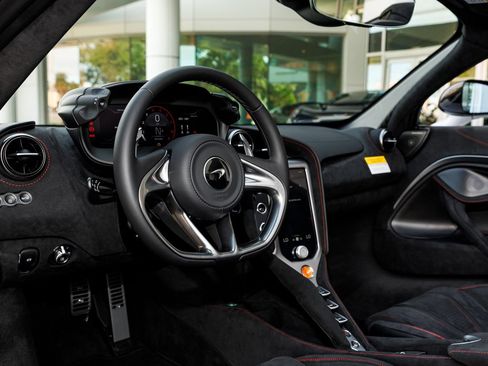 Used 2026 McLaren 750S Spider RWD image 28