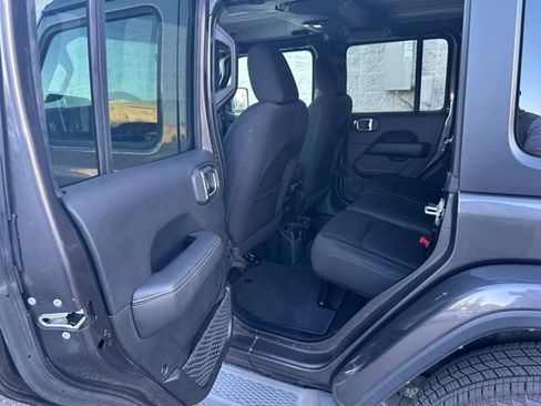 Used 2018 Jeep Wrangler Unlimited Sahara image 9