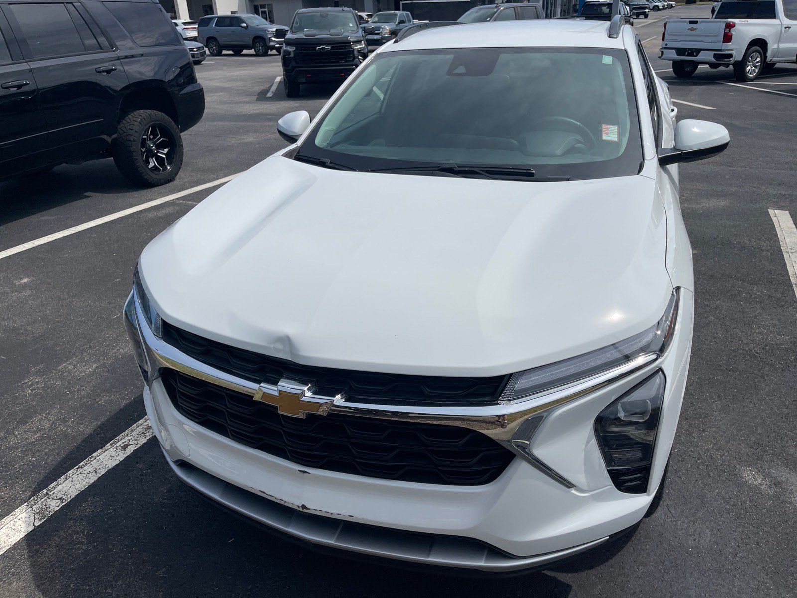 Used 2024 Chevrolet Trax LT w/ LT Convenience Package FWD image 2