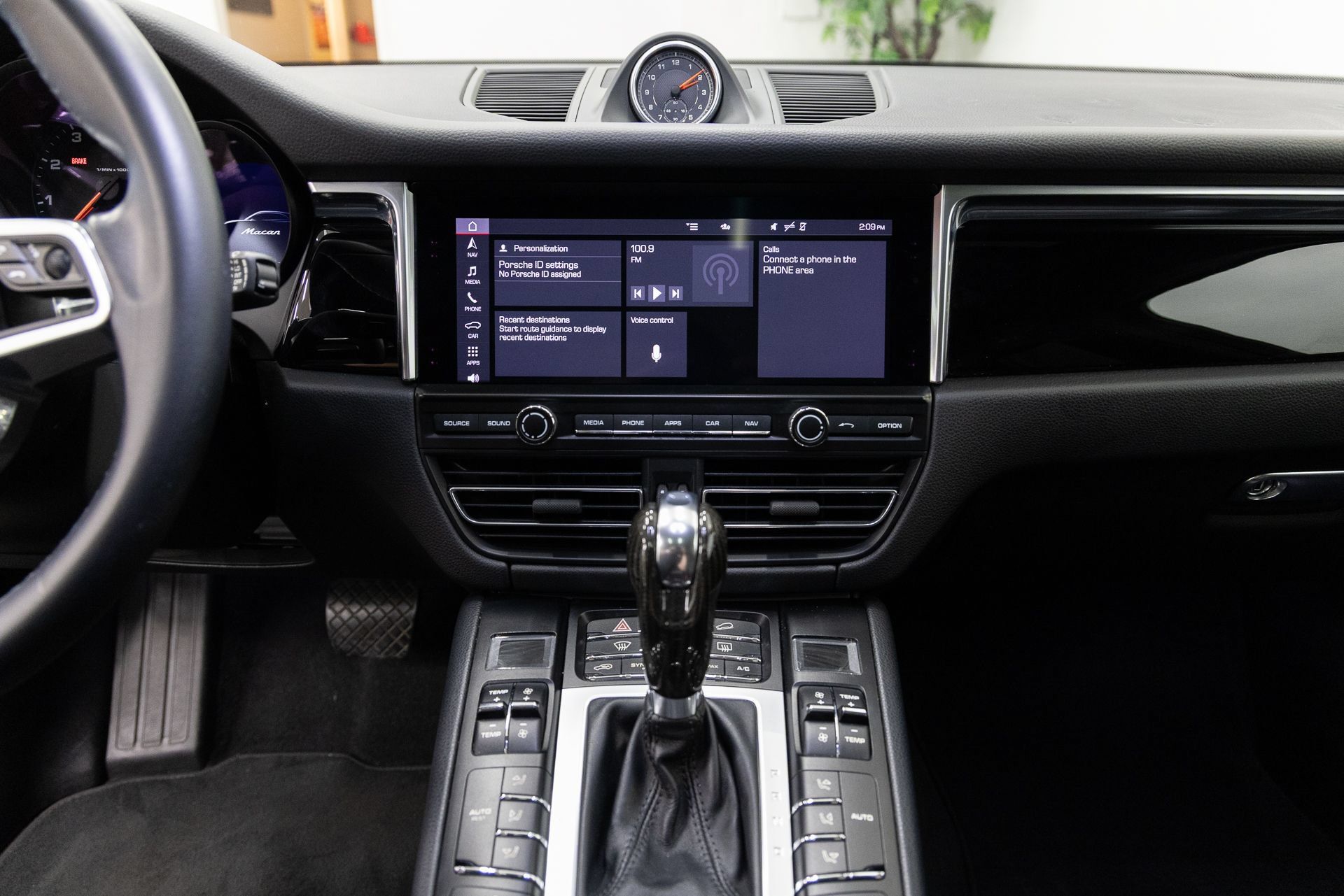 Used 2020 Porsche Macan AWD/4WD image 18