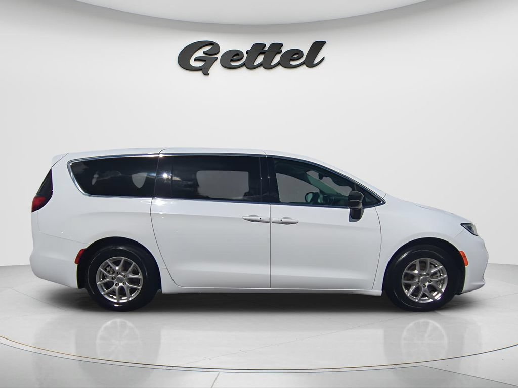 Used 2024 Chrysler Pacifica Touring-L FWD image 4