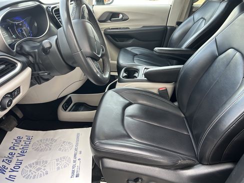 Used 2023 Chrysler Pacifica Touring-L FWD image 17