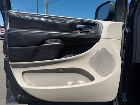 Used 2014 Chrysler Town & Country Touring FWD image 17