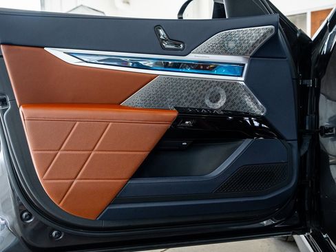 Used 2024 BMW i7 xDrive60 image 32