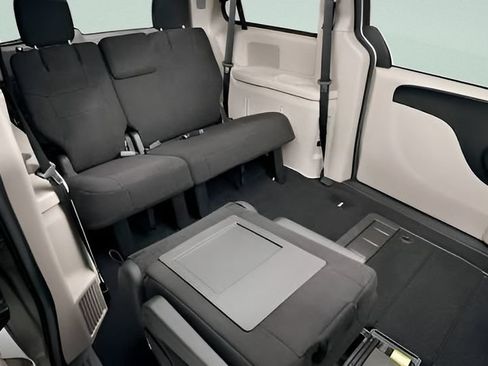 Used 2017 Dodge Grand Caravan SXT w/ Rear Park Assist Package FWD image 6