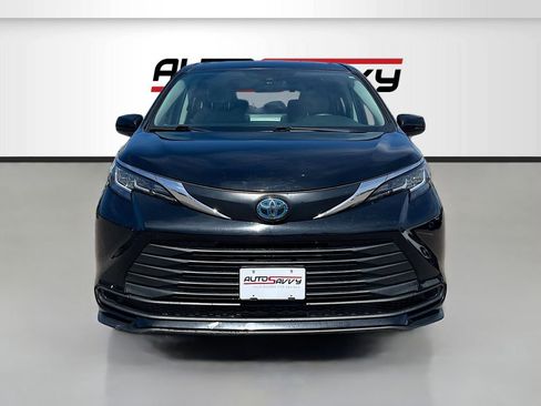 Used 2021 Toyota Sienna LE image 2