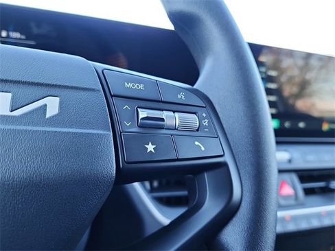 New 2025 Kia K4 LXS image 23
