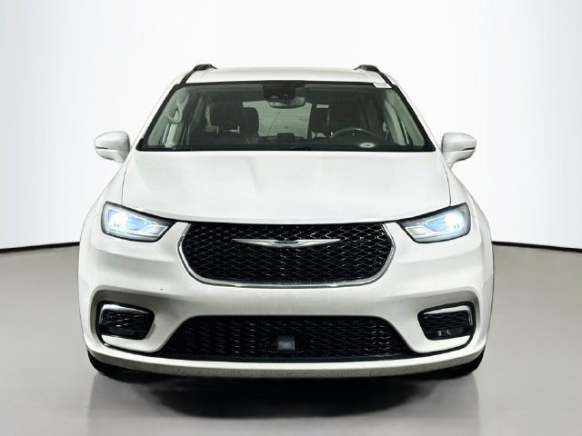Used 2022 Chrysler Pacifica Touring-L FWD image 2