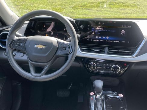 Used 2025 Chevrolet Trax LT FWD image 12