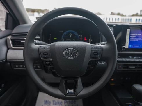 Used 2025 Toyota Camry LE image 32