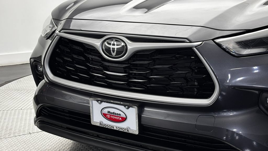 Used 2024 Toyota Highlander XLE AWD/4WD image 2