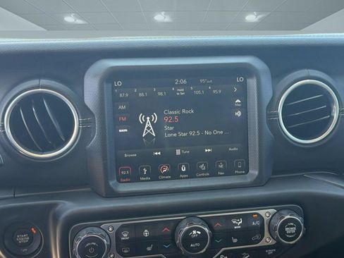 Used 2018 Jeep Wrangler Unlimited Sahara AWD/4WD image 17