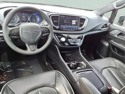 Used 2025 Chrysler Pacifica Limited FWD image 4
