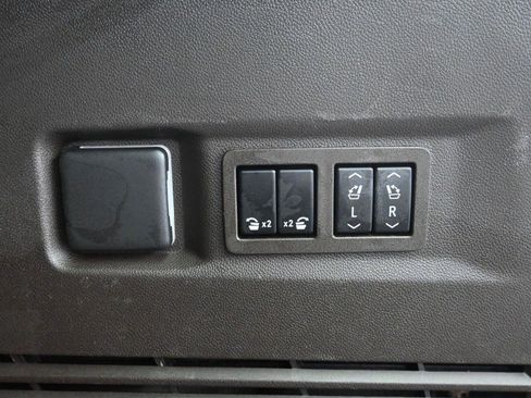 Used 2022 GMC Yukon SLT w/ SLT Premium Package image 22