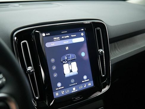 Certified 2026 Volvo XC40 B5 Plus AWD/4WD image 15