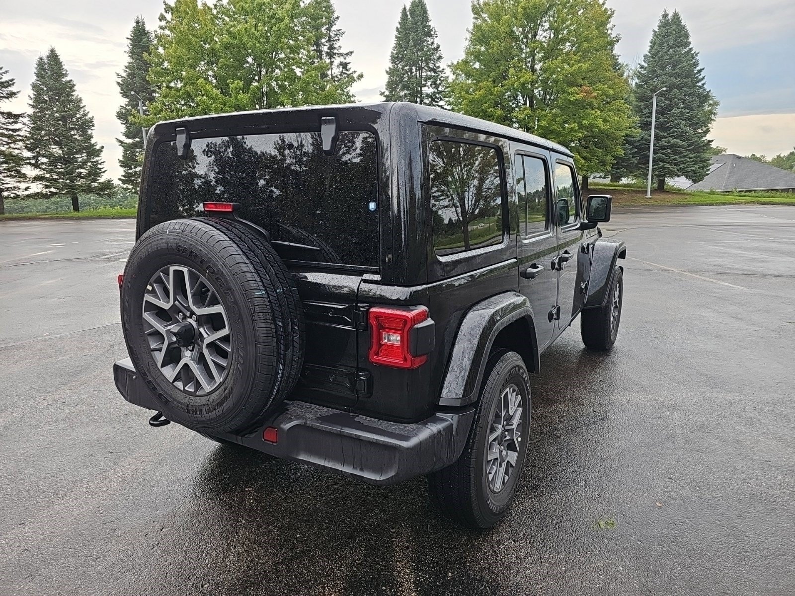 Used 2025 Jeep Wrangler Unlimited Sahara AWD/4WD image 6