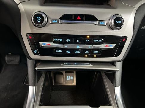 Used 2022 Ford Explorer XLT w/ Equipment Group 202A image 17