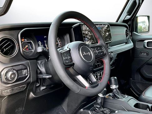 Certified 2024 Jeep Wrangler Unlimited Rubicon w/ Convenience Group image 18