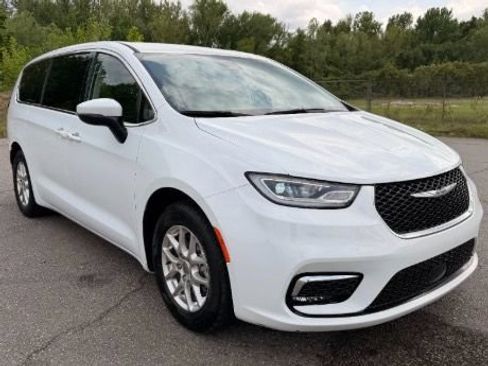 Used 2023 Chrysler Pacifica Touring-L FWD image 13