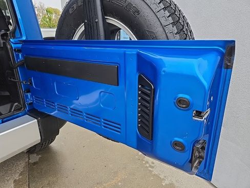 Used 2015 Jeep Wrangler Unlimited Sahara w/ Connectivity Group image 85