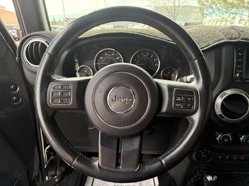 Used 2016 Jeep Wrangler Unlimited Rubicon w/ Connectivity Group AWD/4WD image 9