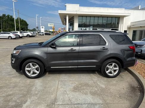 Used 2017 Ford Explorer XLT w/ Equipment Group 202A AWD/4WD image 2