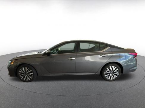 Used 2025 Nissan Altima 2.5 SV FWD image 9