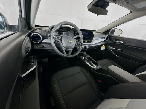 Used 2025 Chevrolet Trax LS image 17