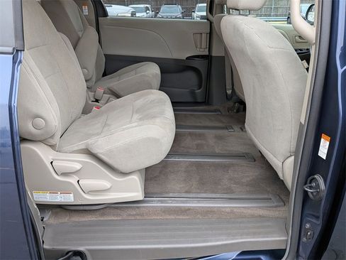 Used 2018 Toyota Sienna L image 19