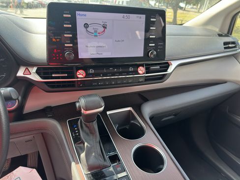 Used 2023 Toyota Sienna XLE FWD image 17