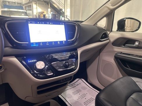 Used 2024 Chrysler Pacifica Touring-L image 18