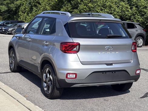 Used 2023 Hyundai Venue SEL FWD image 3