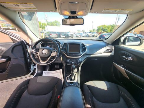 Used 2017 Jeep Cherokee Latitude FWD image 14