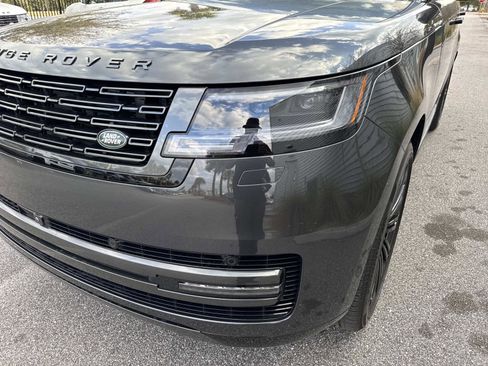 Certified 2025 Land Rover Range Rover SE image 9