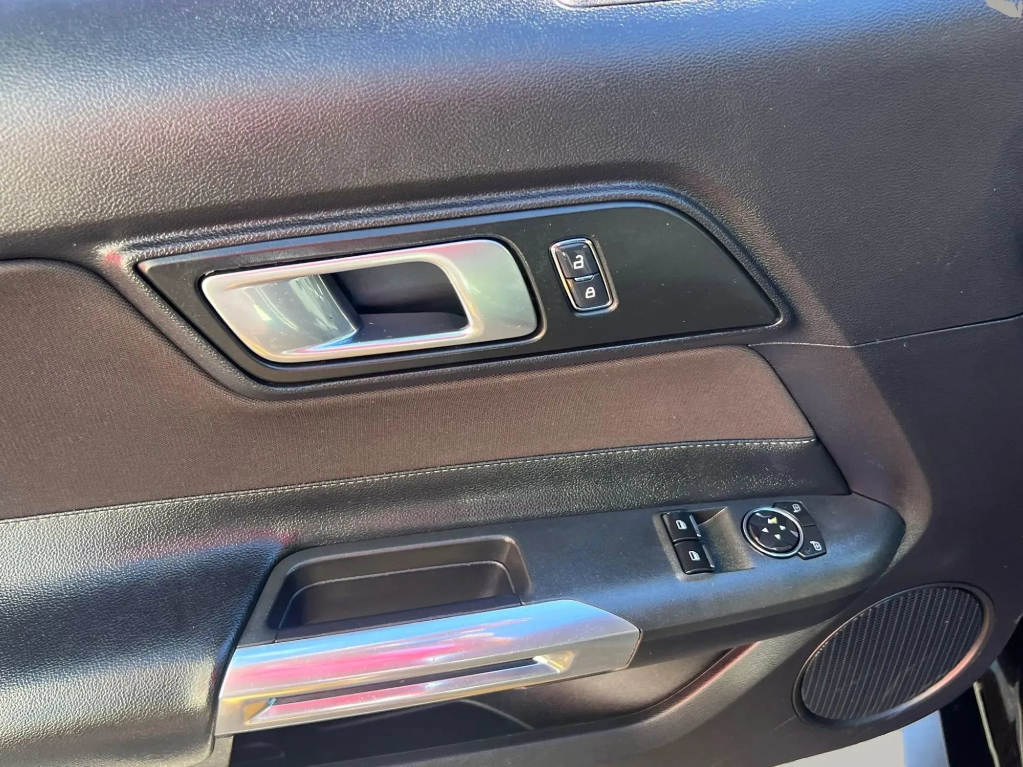 Used 2018 Ford Mustang Coupe RWD image 12