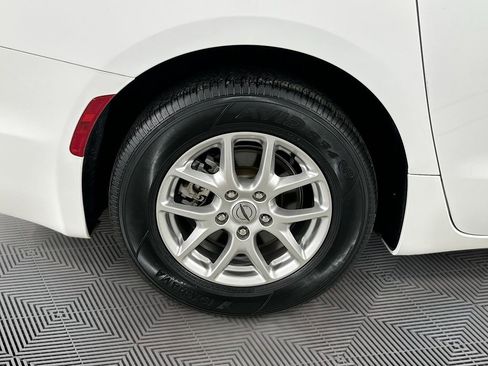 Certified 2024 Chrysler Pacifica Touring-L FWD image 27