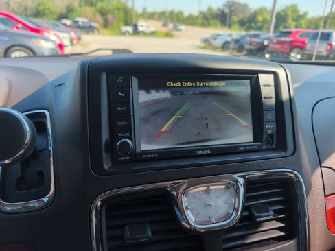 Used 2015 Chrysler Town & Country Touring FWD image 25